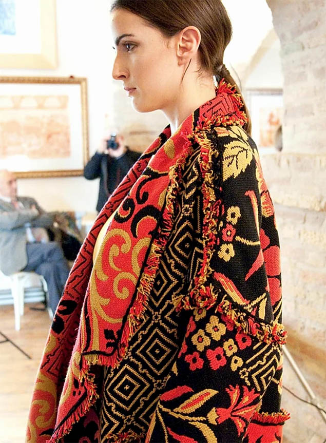 Modella con giacca fatta a mano, tessuto riciclato dalla coperta tradizionale abruzzese